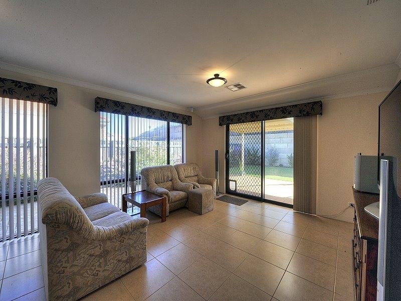 18 Grasshill Grange, Halls Head WA 6210