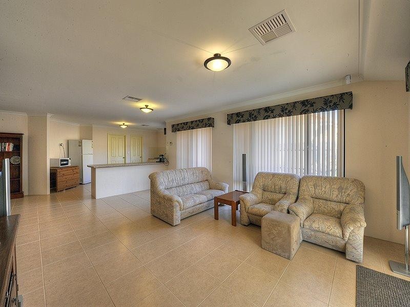 18 Grasshill Grange, Halls Head WA 6210