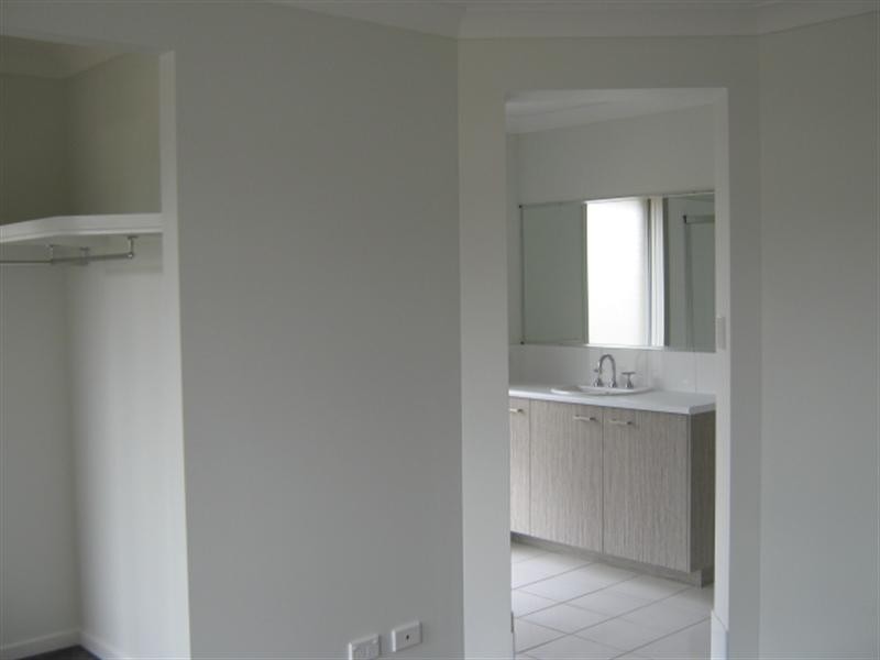 15 Quinn Close, Augustine Heights QLD 4300