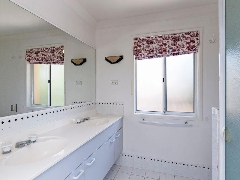 9 Vincent Place, Sinnamon Park QLD 4073