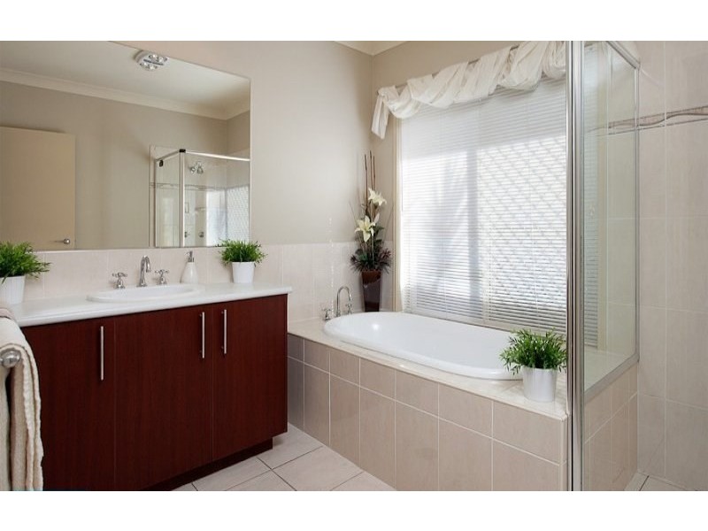 8 Moonbeam Street, Springfield Lakes QLD 4300