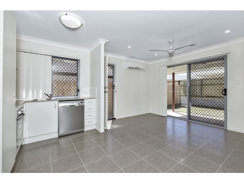2/71 Cordeaux Crescent, Redbank Plains QLD 4301