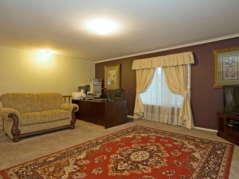 11 Vanessa Court, Camira QLD 4300