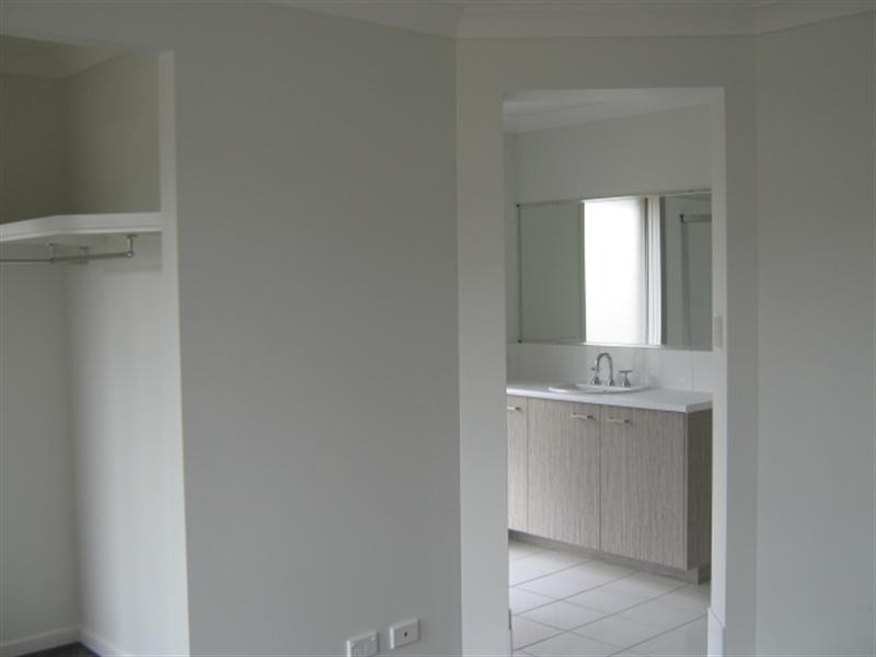 15 Quinn Close, Augustine Heights QLD 4300