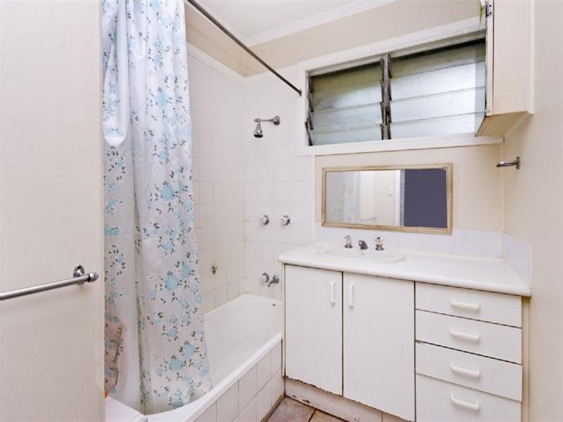 8 Hales Street, Riverview QLD 4303
