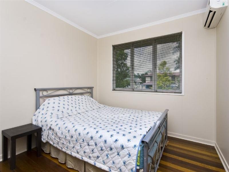 8 Hales Street, Riverview QLD 4303