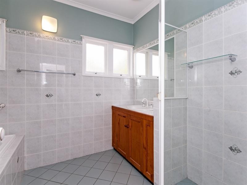 1 Kallara Avenue, Ipswich QLD 4305