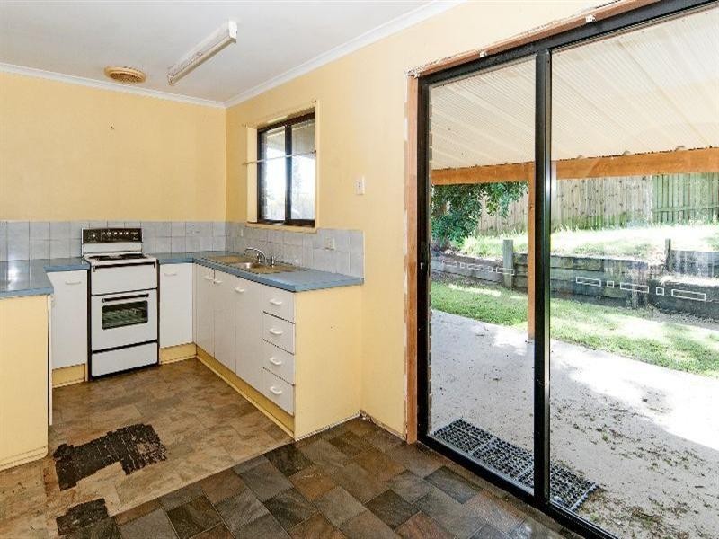 4 Debbie Close, Camira QLD 4300