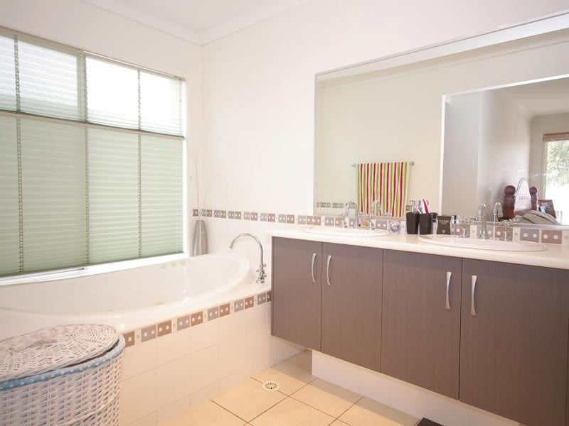 17 Chance Court, Springfield Lakes QLD 4300