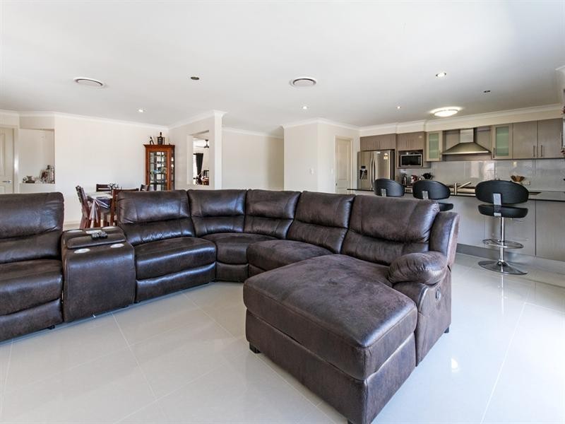 8 Eustace Circuit, Augustine Heights QLD 4300