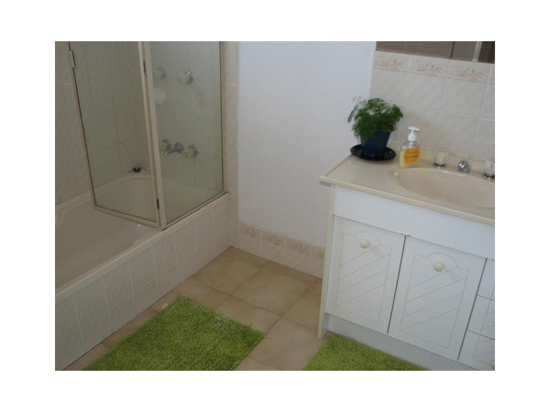 10 Poinsettia Parade, Varsity Lakes QLD 4227