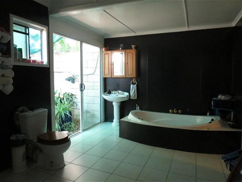 32 Cambridge Street, Mitchell QLD 4465