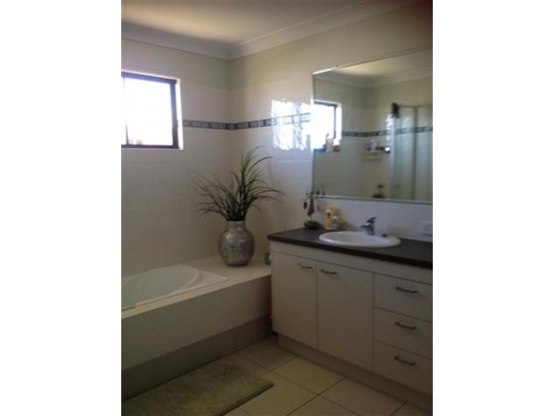 64 Hawthorne Street, Roma QLD 4455