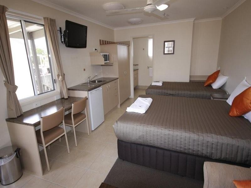 17-19 Station Street, Injune QLD 4454