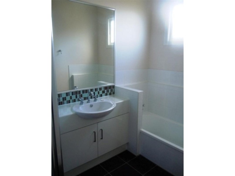 2/27 Lovell Street, Roma QLD 4455