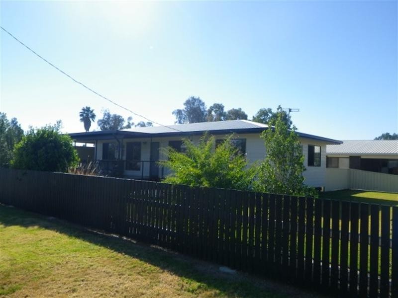 65 Raglan Street, Roma QLD 4455