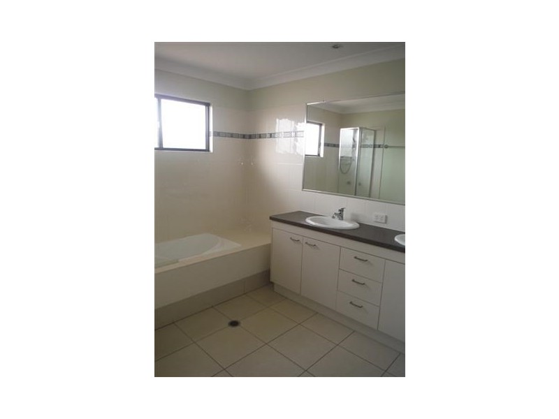 64 Hawthorne Street, Roma QLD 4455