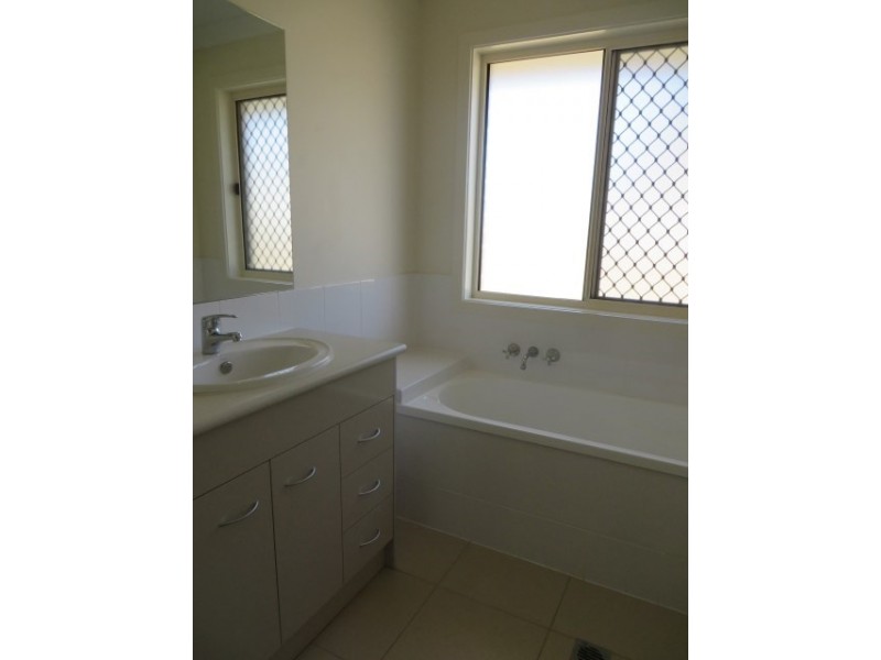 18 Courtney Street, Roma QLD 4455