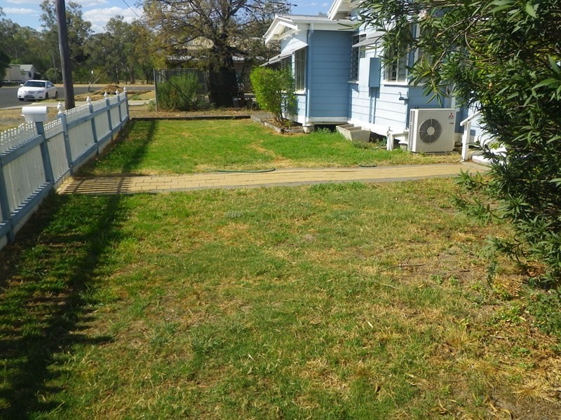 8 Lewis Street, Roma QLD 4455