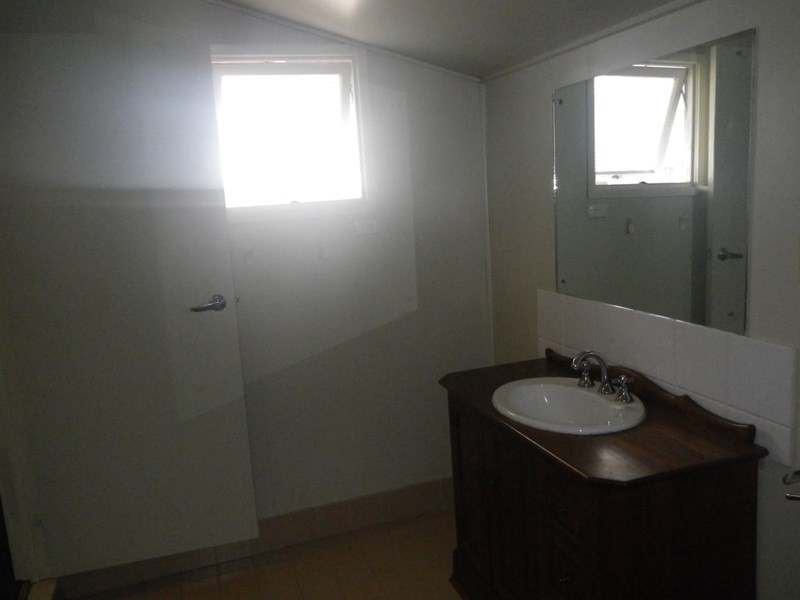 8 Lewis Street, Roma QLD 4455