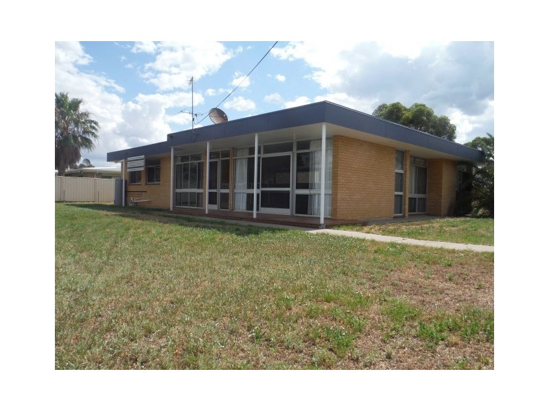 2 Nightingale Street, Roma QLD 4455