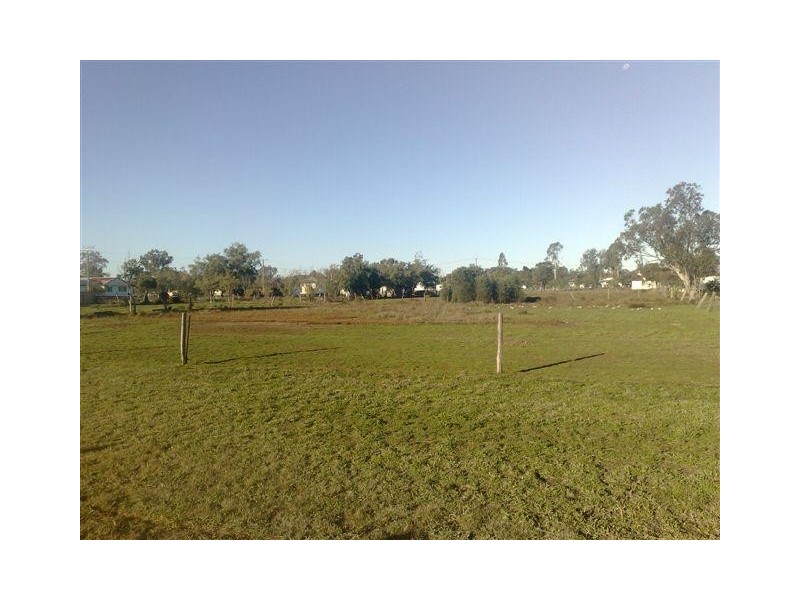 14 Banks Street, Yuleba QLD 4427