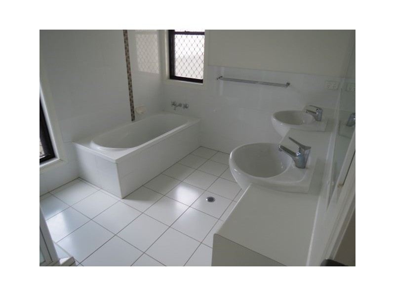 39 Robusta Drive, Roma QLD 4455