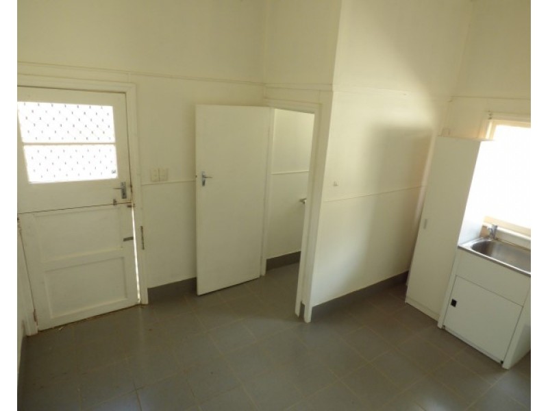 11 Saunders Street, Roma QLD 4455