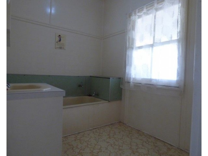 281 Edwardes Street, Roma QLD 4455