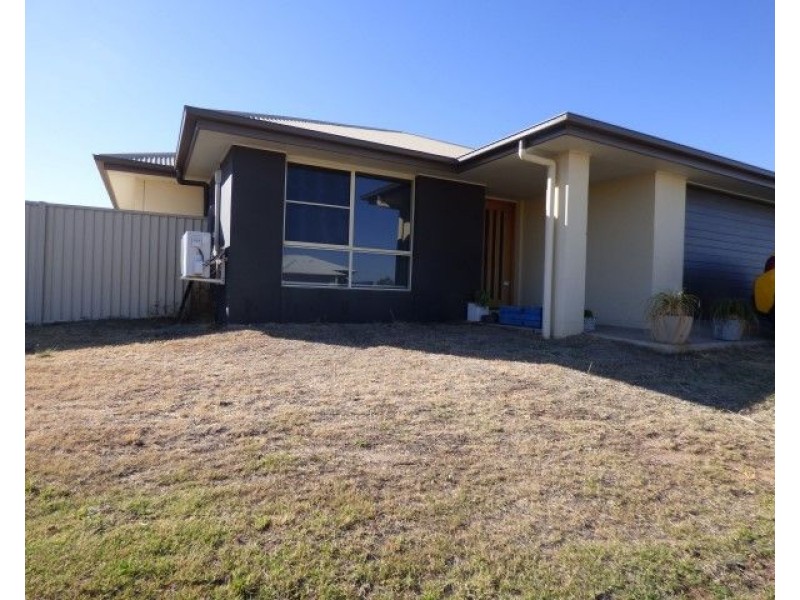 25 Beetson Drive, Roma QLD 4455