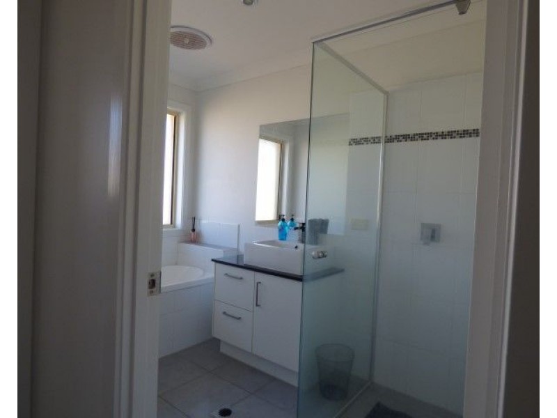 25 Beetson Drive, Roma QLD 4455