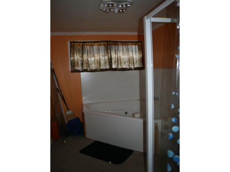 17 Creek Street, Yuleba QLD 4427