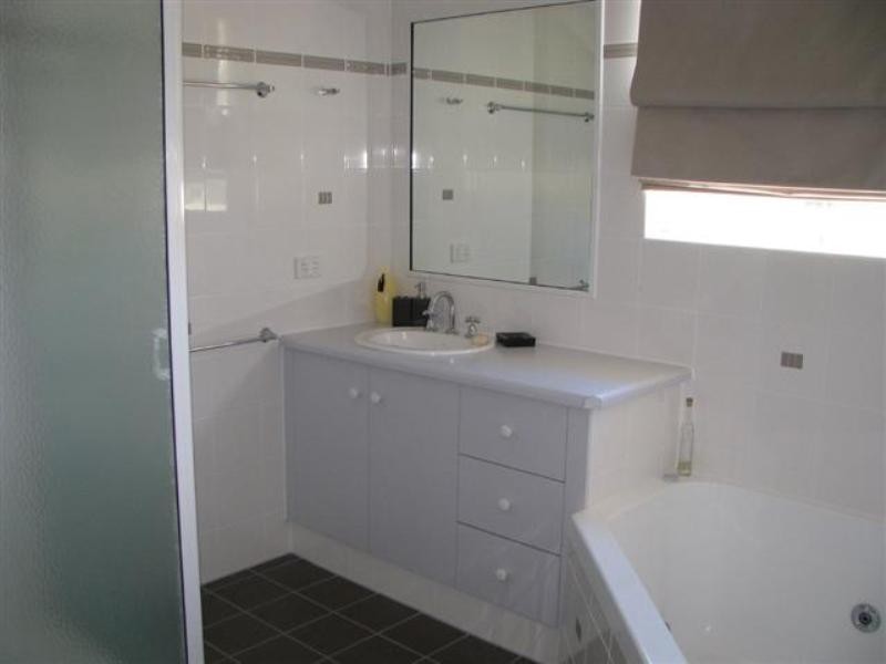 3 Alex Parade, Roma QLD 4455
