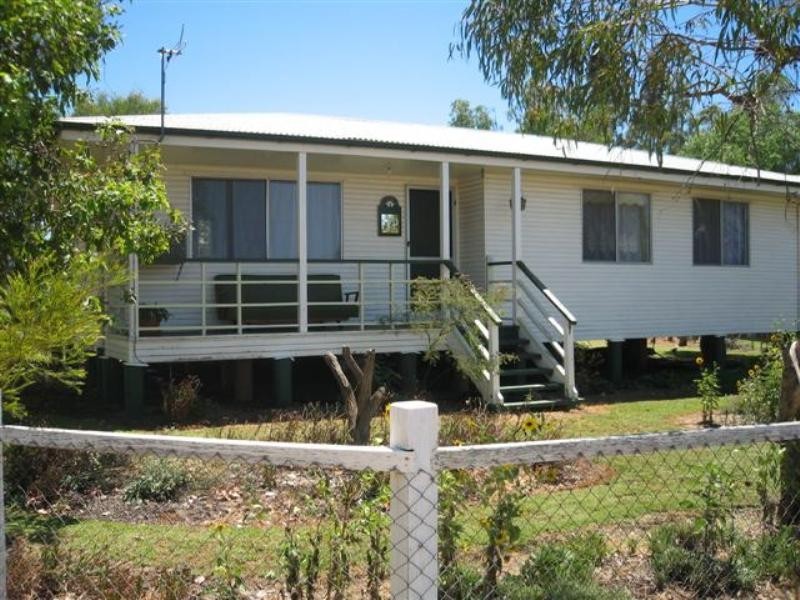15 South Street, Roma QLD 4455
