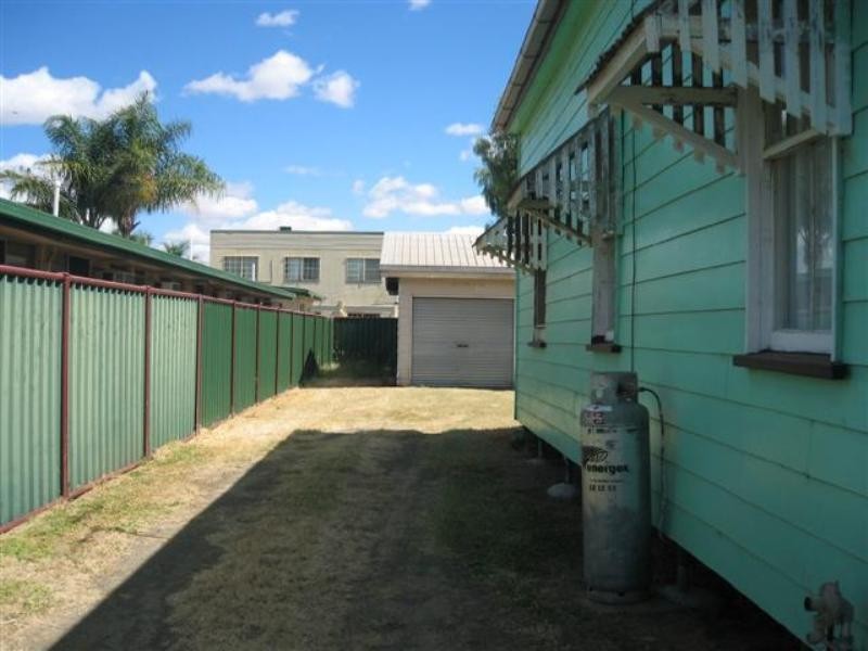 19 Lewis Street, Roma QLD 4455