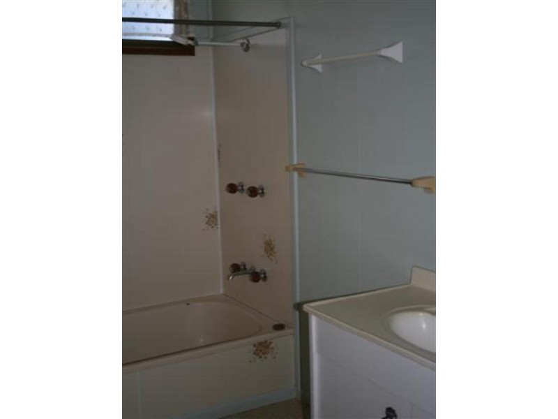 65 Raglan Street, Roma QLD 4455