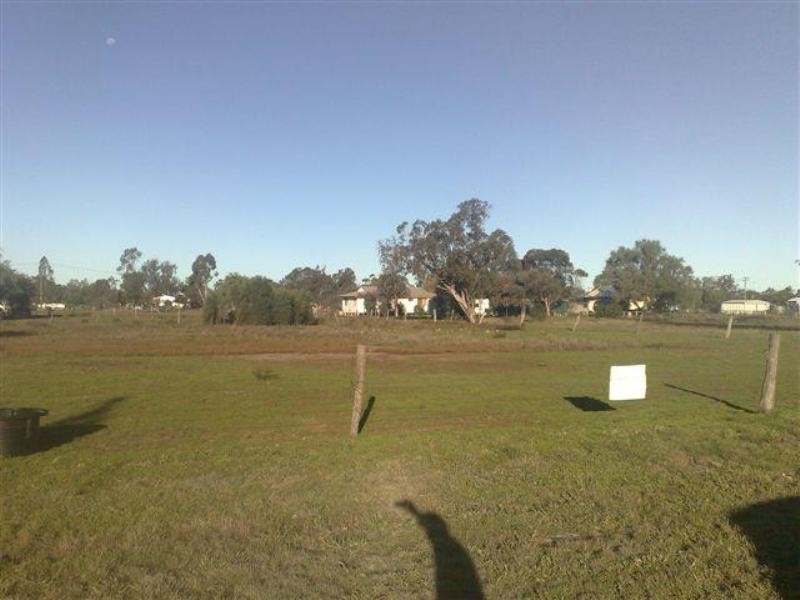 14 Banks Street, Yuleba QLD 4427