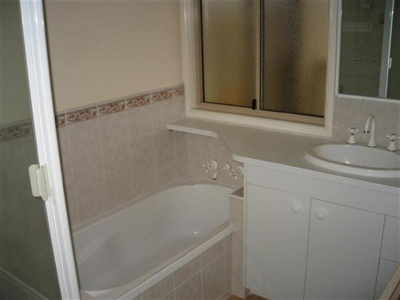 28 Alex Parade, Roma QLD 4455