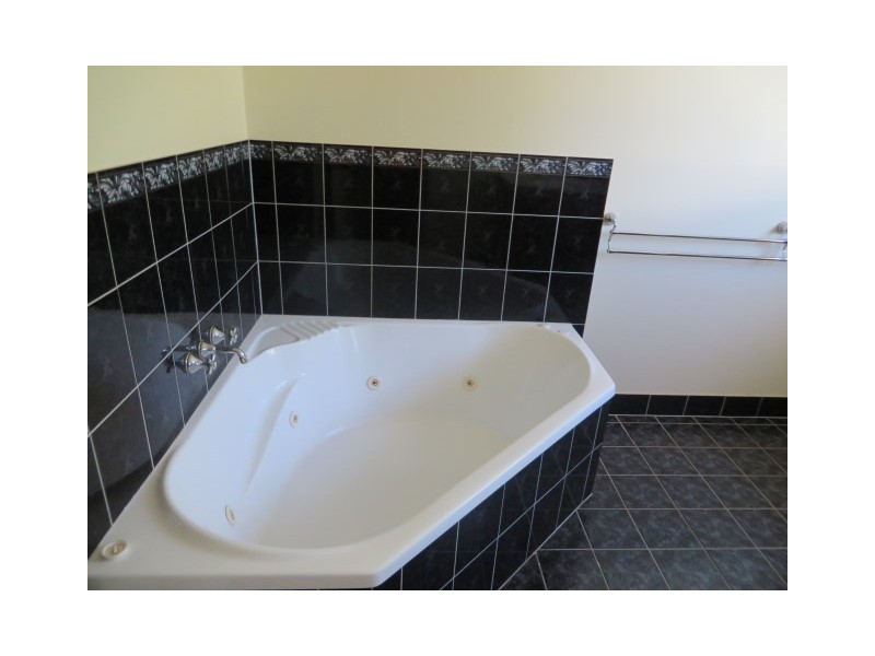 233 Edwardes Street, Roma QLD 4455