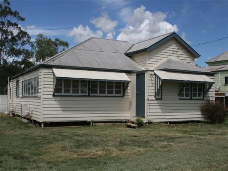 10 Lewis Street, Roma QLD 4455