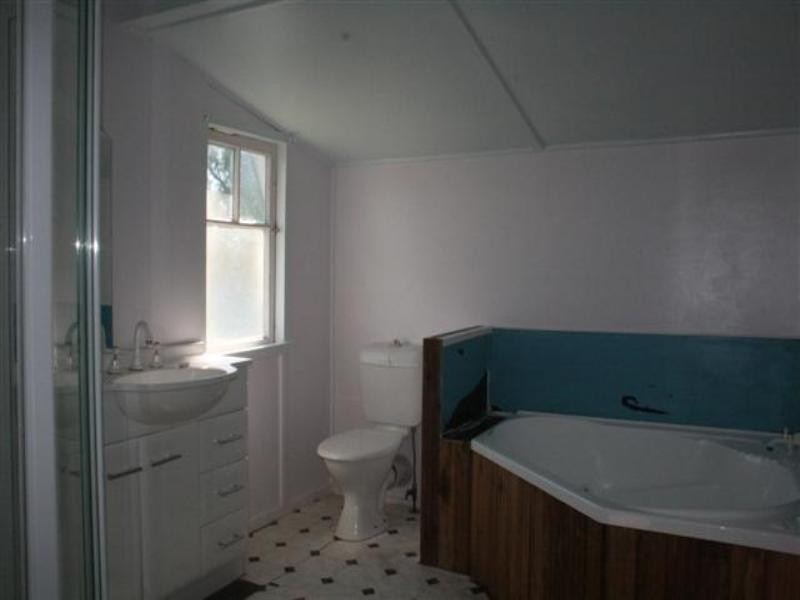 10 Lewis Street, Roma QLD 4455