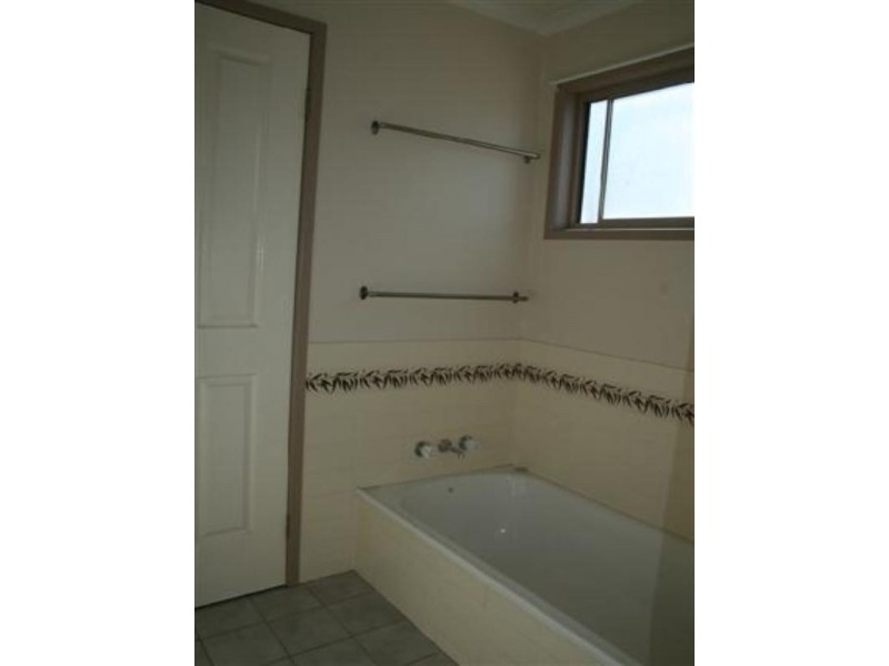 1 Bond Street, Roma QLD 4455