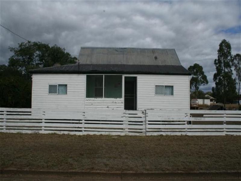 10 Bedwell Street, Yuleba QLD 4427