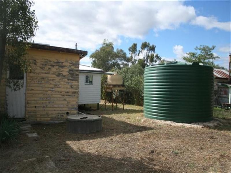 10 Bedwell Street, Yuleba QLD 4427