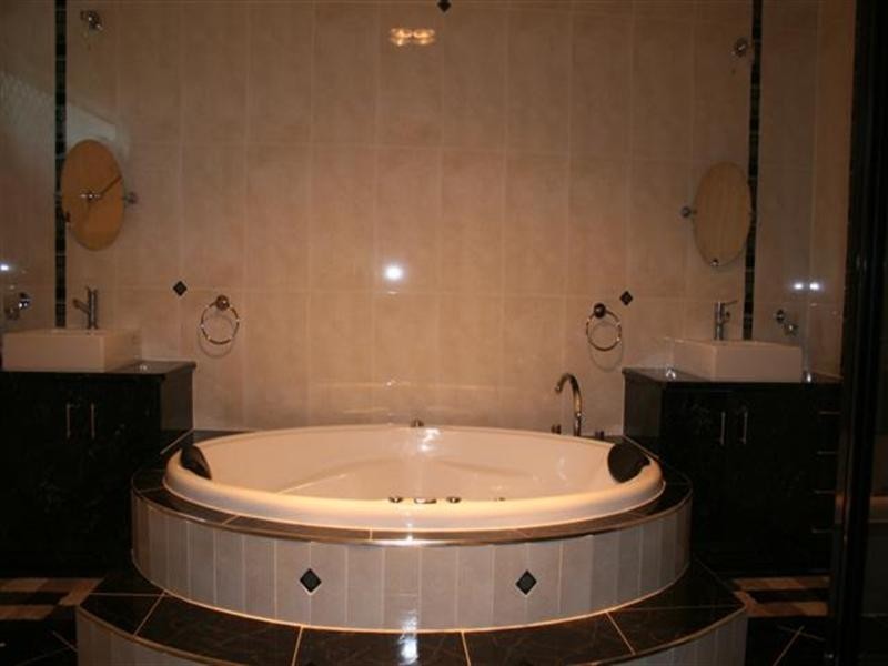 193 Charles, Roma QLD 4455