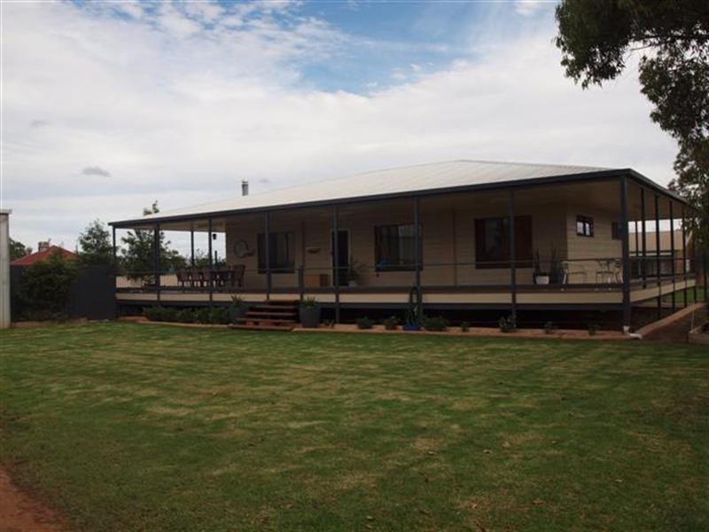 106-108 Currey Street, Roma QLD 4455