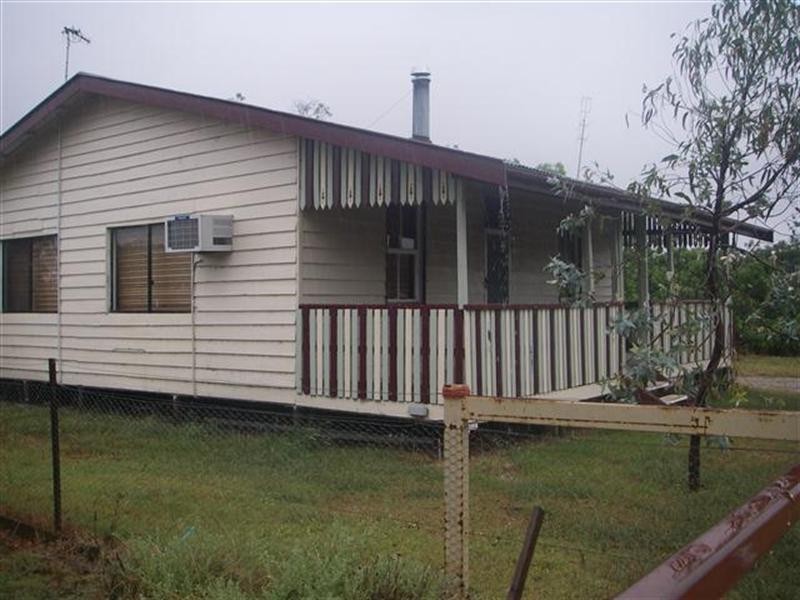 17 Creek Street, Yuleba QLD 4427