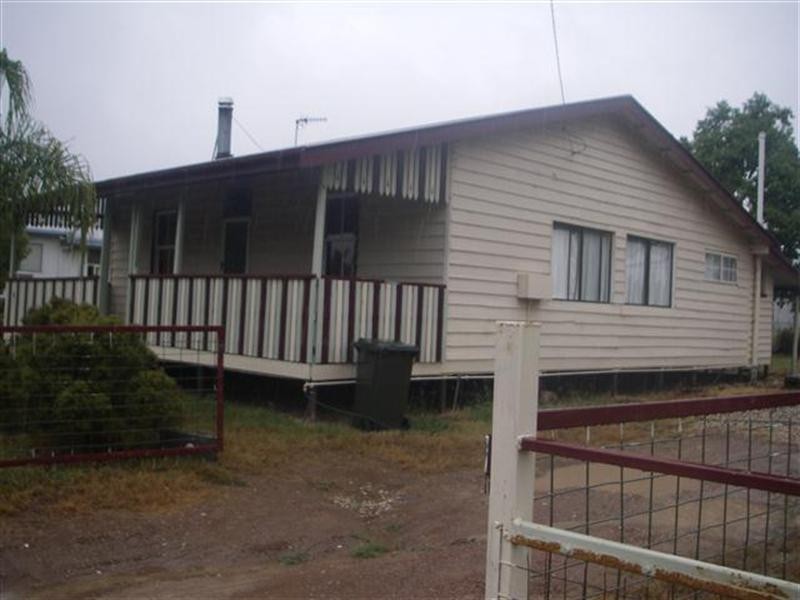 17 Creek Street, Yuleba QLD 4427
