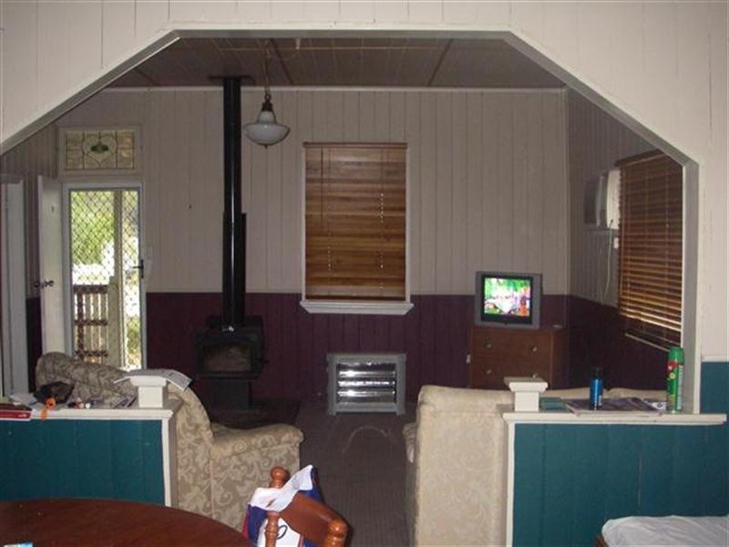17 Creek Street, Yuleba QLD 4427