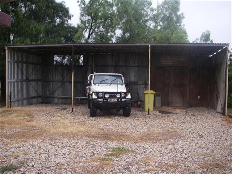 17 Creek Street, Yuleba QLD 4427